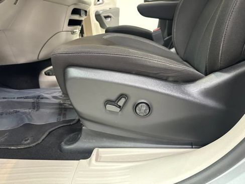 Used 2022 Chrysler Voyager LX FWD image 6