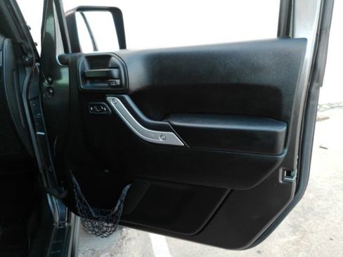 Used 2016 Jeep Wrangler Rubicon w/ Power Convenience Group image 14