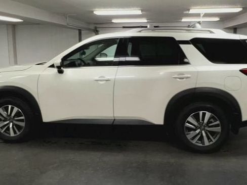 Used 2024 Nissan Pathfinder SL AWD/4WD image 6