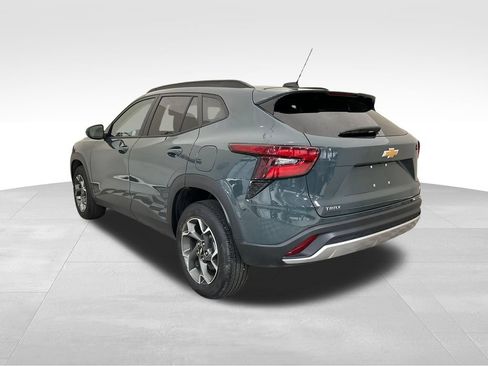 Used 2025 Chevrolet Trax LT FWD image 3
