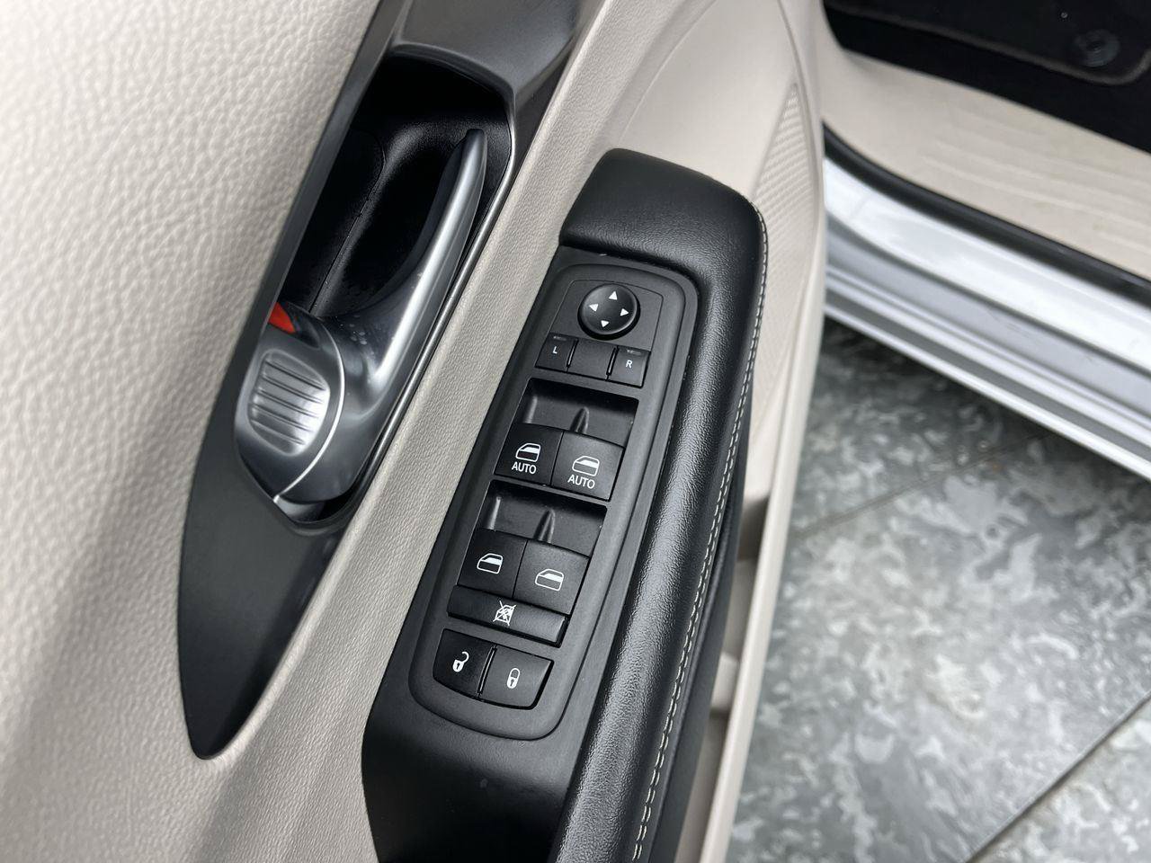 Used 2024 Chrysler Pacifica Touring-L FWD image 7