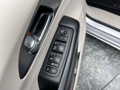 Used 2024 Chrysler Pacifica Touring-L FWD image 7