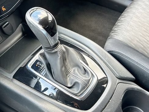 Used 2017 Nissan Rogue SV FWD image 19