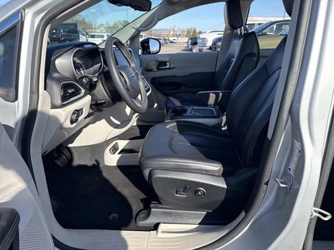 Used 2024 Chrysler Pacifica Touring-L FWD image 20