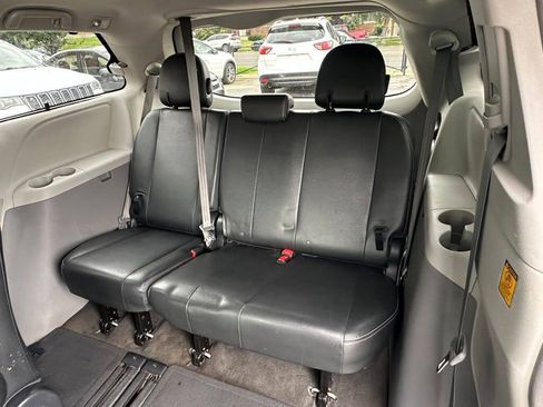 Used 2012 Toyota Sienna SE FWD image 22