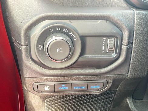 Used 2025 Jeep Wrangler Unlimited Sahara w/ Safety Group AWD/4WD image 23