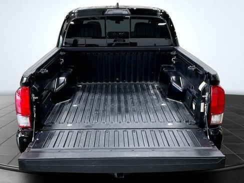 Used 2017 Toyota Tacoma TRD Off-Road AWD/4WD image 19