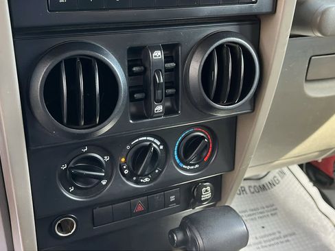 Used 2007 Jeep Wrangler Unlimited Sahara AWD/4WD image 14
