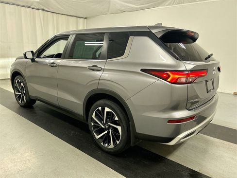 Used 2023 Mitsubishi Outlander SE image 7