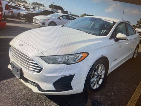 Used 2019 Ford Fusion SE image 1