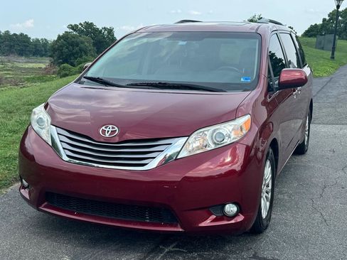 Used 2015 Toyota Sienna XLE Premium FWD image 4