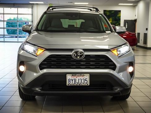 Used 2021 Toyota RAV4 XLE Premium image 4