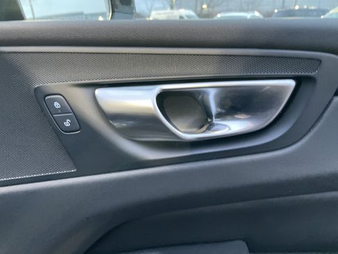 Used 2025 Volvo XC60 B5 Plus image 11