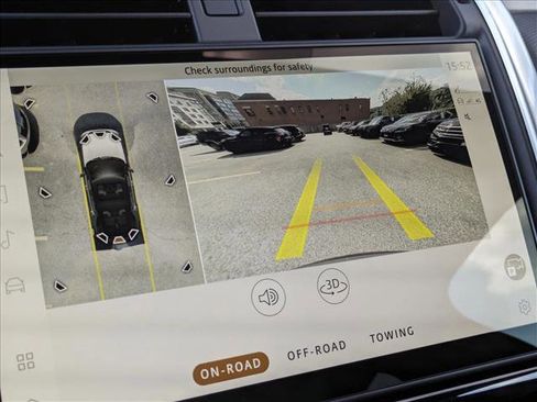 Used 2024 Land Rover Discovery Dynamic SE image 13