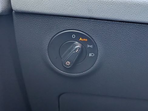 Used 2022 Volkswagen Taos SE image 7