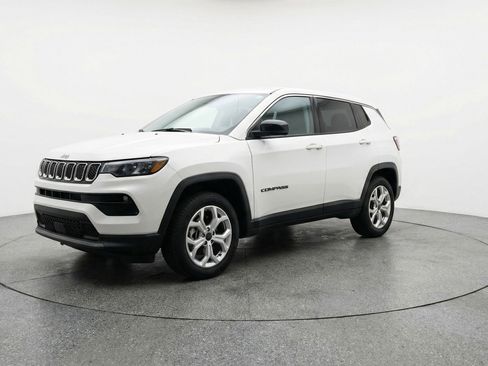 Used 2025 Jeep Compass Latitude AWD/4WD image 3