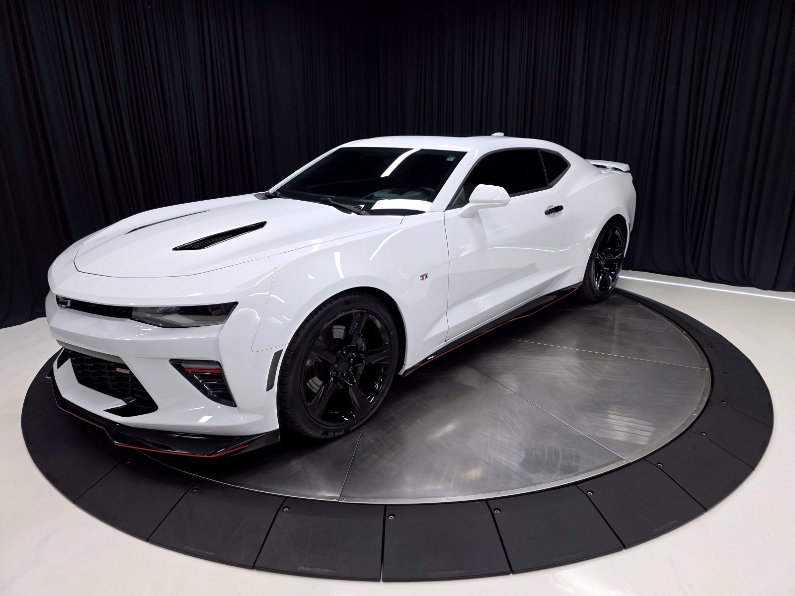 Used 2018 Chevrolet Camaro SS RWD image 9