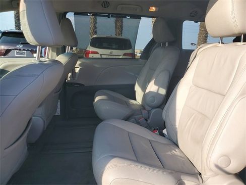 Used 2016 Toyota Sienna XLE Premium image 11