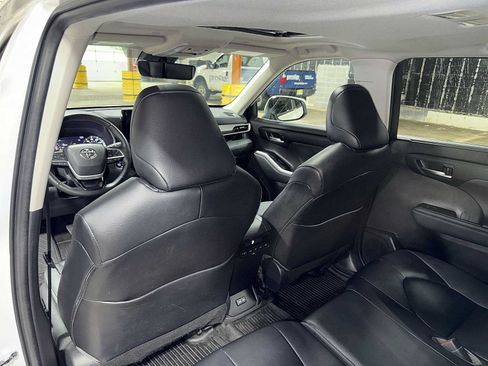 Used 2023 Toyota Highlander XLE AWD/4WD image 28