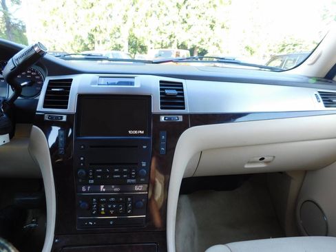 Used 2007 Cadillac Escalade AWD w/ Information Package image 9