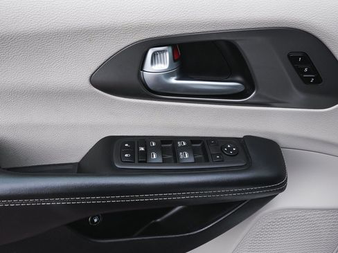 Used 2024 Chrysler Pacifica Limited FWD image 12