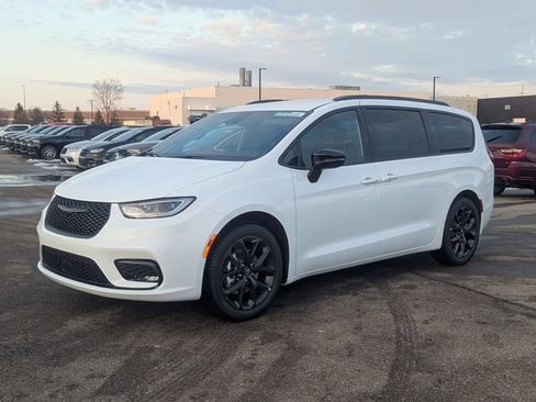 New 2026 Chrysler Pacifica Select w/ S Appearance Package FWD image 7