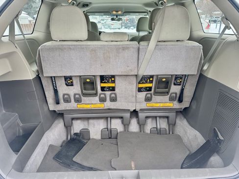 Used 2013 Toyota Sienna L image 9