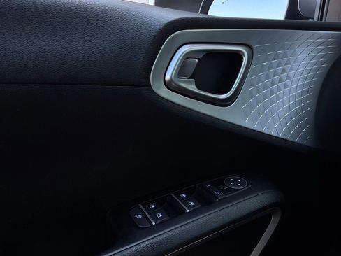 Used 2025 Kia Soul LX w/ LX Technology Package FWD image 19