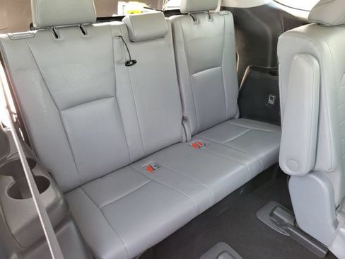 Used 2021 Toyota Highlander XLE FWD image 24