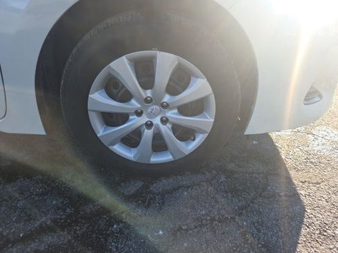 Used 2018 Toyota Corolla LE image 2