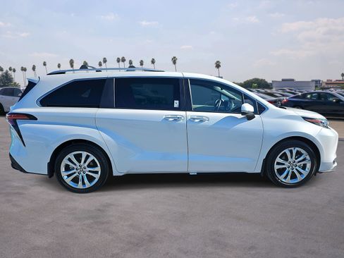 Used 2024 Toyota Sienna Platinum image 4