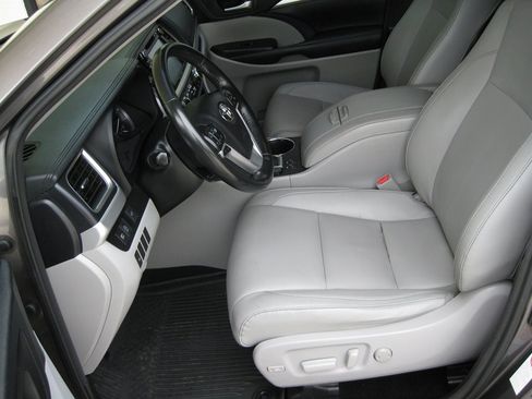 Used 2017 Toyota Highlander XLE AWD/4WD image 12