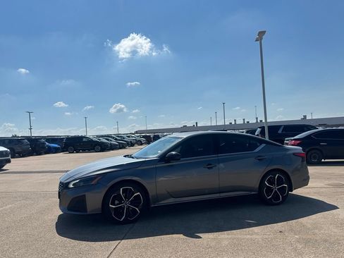 Certified 2023 Nissan Altima 2.5 SR w/ SR Premium Package FWD image 13