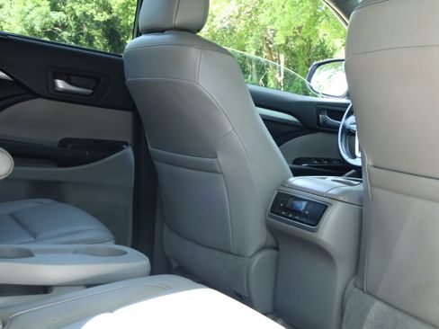 Used 2017 Toyota Highlander XLE image 27