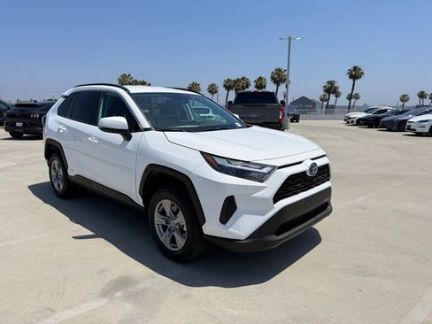 Used 2024 Toyota RAV4 LE AWD/4WD image 4