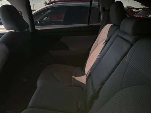 Used 2022 Toyota Highlander LE AWD/4WD image 9