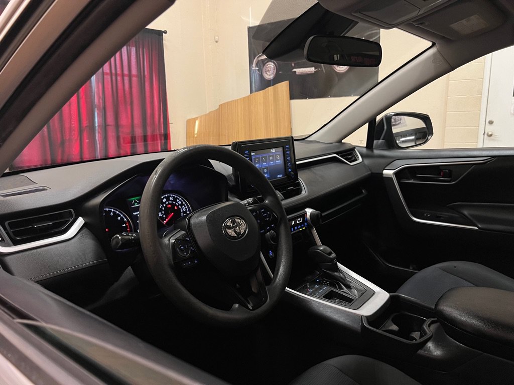 Used 2019 Toyota RAV4 LE FWD image 11