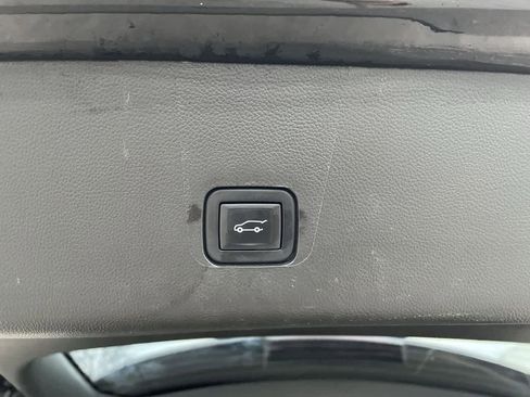 Used 2021 Chevrolet Traverse LT image 18