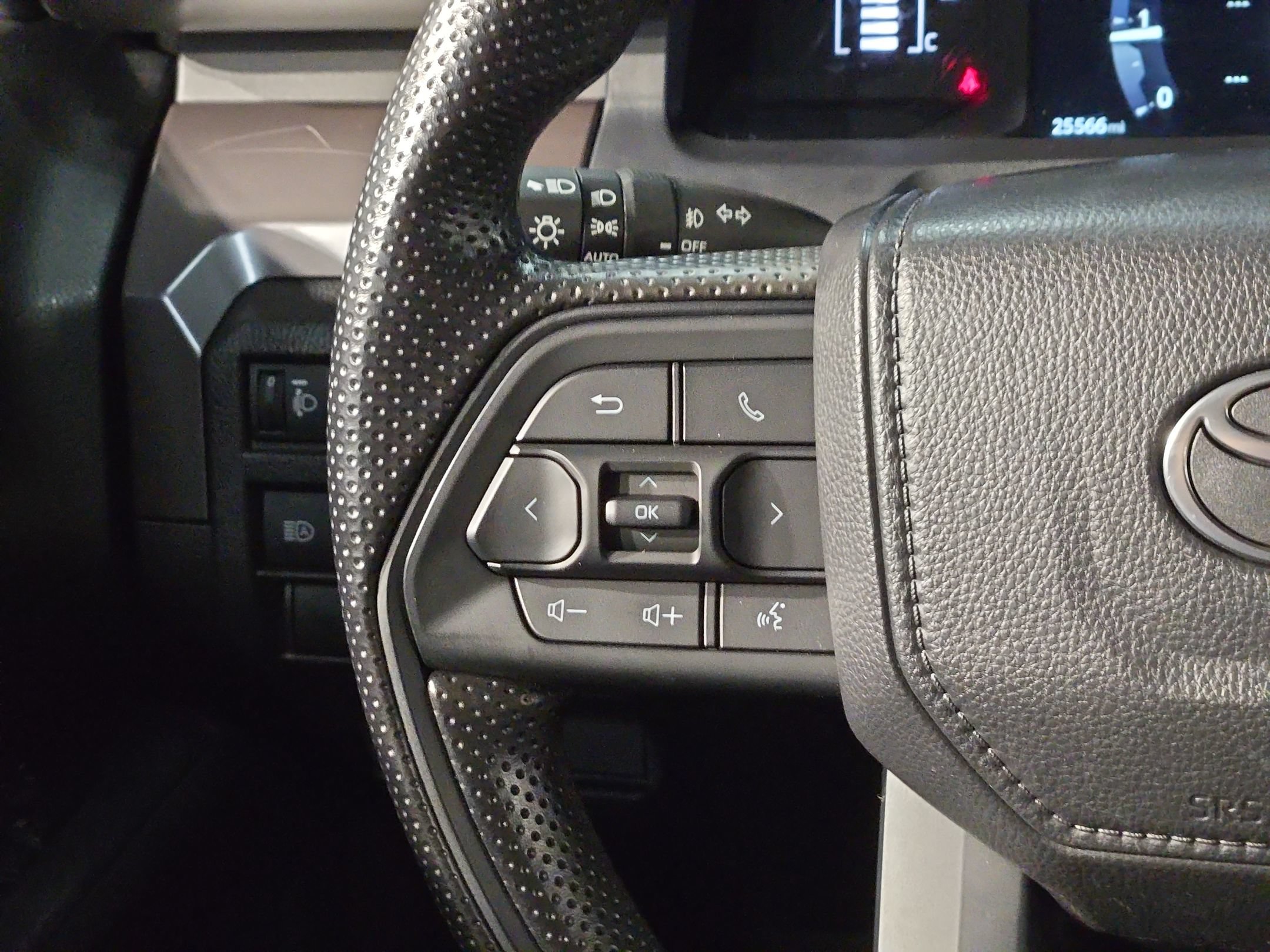 Certified 2025 Toyota Tacoma SR5 AWD/4WD image 27