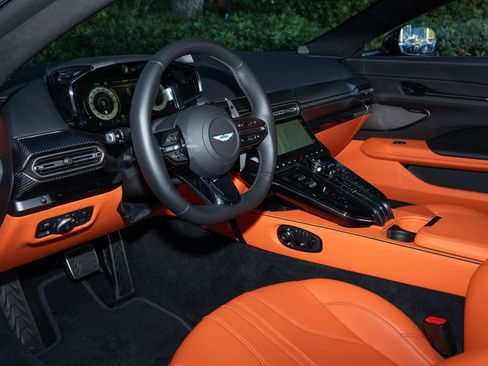 Used 2025 Aston Martin V8 Vantage Coupe image 14