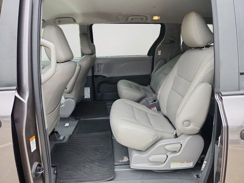 Used 2020 Toyota Sienna L image 8