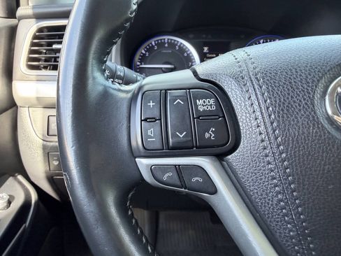 Used 2019 Toyota Highlander XLE AWD/4WD image 18