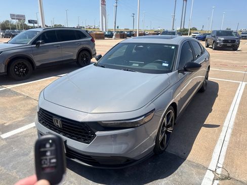 Used 2025 Honda Accord Sport image 3