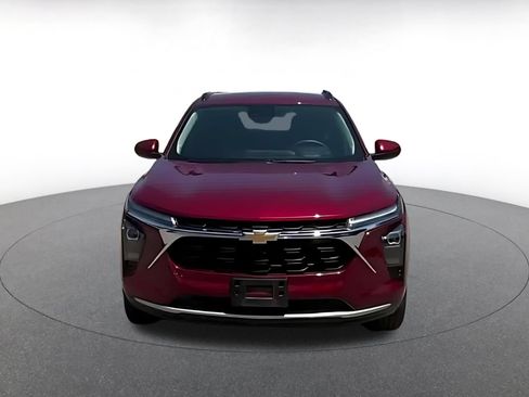 Used 2025 Chevrolet Trax LT FWD image 8