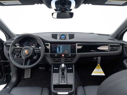 Certified 2025 Porsche Macan AWD/4WD image 18
