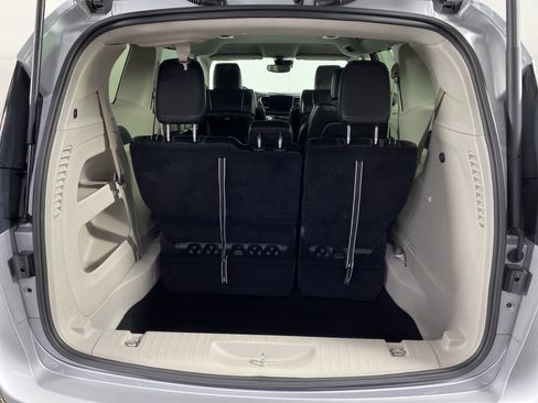Used 2024 Chrysler Pacifica Touring-L image 34