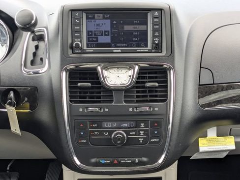 Used 2012 Chrysler Town & Country Touring FWD image 21