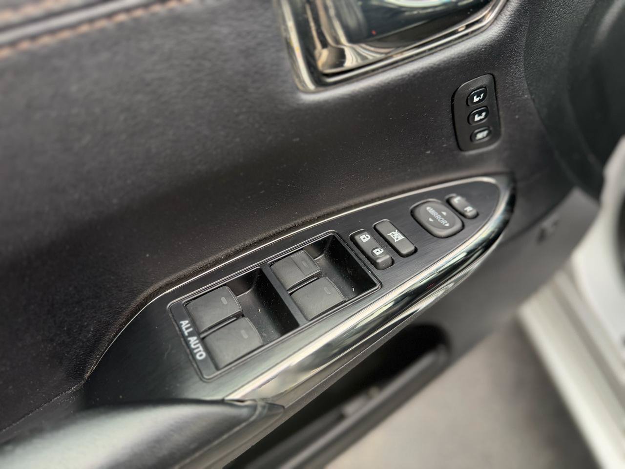 Used 2018 Toyota Avalon Limited w/ All Weather Liner Package FWD image 17