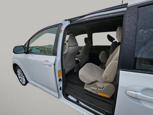 Used 2012 Toyota Sienna LE image 23