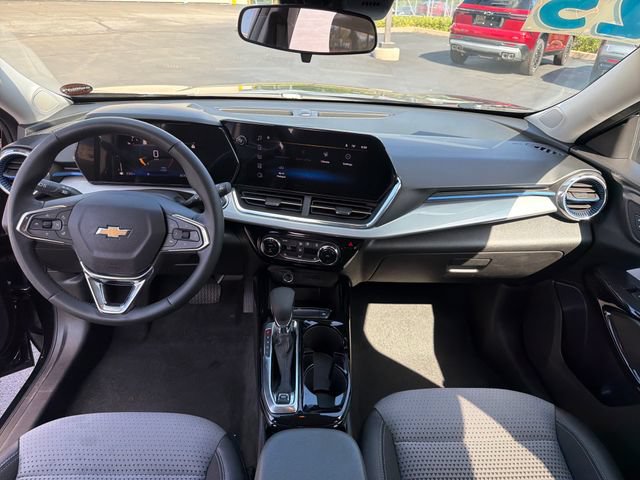 Used 2025 Chevrolet Trax LT w/ LT Convenience Package FWD image 12
